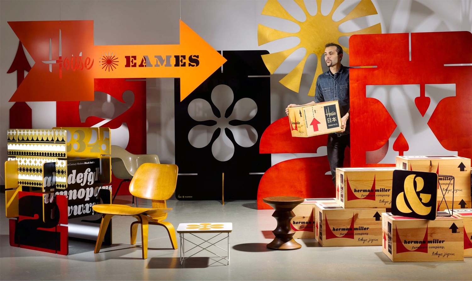 p.-76-77_Eames_Andy_©Carlos-Alejandro-Courtesy-of-House-Industries.jpg